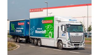 Dieser mit Wasserstoff betriebene Lkw wird von Nolden Logistics jetzt für die Transporte von Bauhaus eingesetzt. Eine Tankfüllung reiche für 400 Kilometer. Wenn sich dieses Konzept bewährt, will Bauhaus diese umweltfreundliche Art des Transportes ausweiten ... (Bild: Bauhaus)