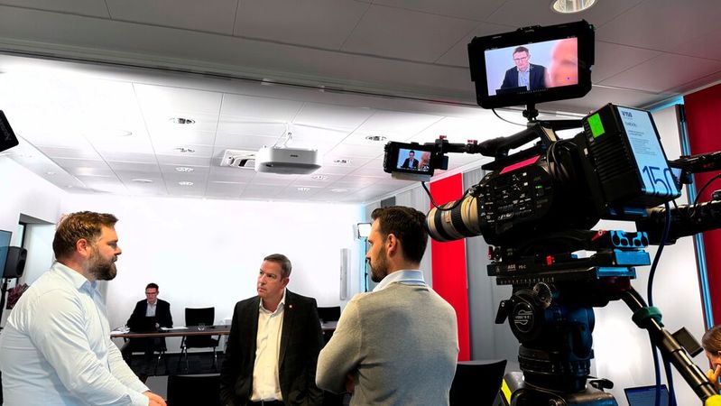 Dr. Claus Michelsen (li), Chefvolkswirt und Geschäftsführer Wirtschaftspolitik des vfa, im Gespräch mit Francesco Grioli, Mitglied des geschäftsführenden Hauptvorstands der IGBCE (M.) (Bild:  VFA)