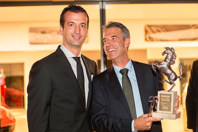 Jean-Philippe Leloup (l.), Managing Director von Ferrari für Zentral- und Ost-Europa und Thorsten Gohm, Geschäftsführer des Autohaus Gohm ... (Foto: Ferrari)