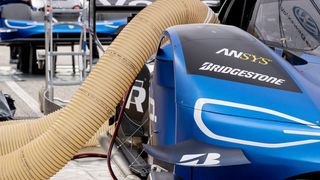 Damit die Batterie des VW ID R beim Laden nicht überhitzt, wird diese an eine Kühlanlage angeschlossen. (VW)