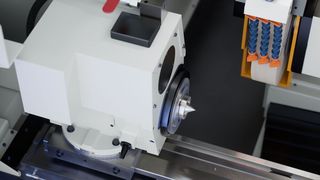 Das ist der kompakte Werkstück-Spindelstock mit Kegelrollenlagern, die eine exakte Rundheit im Bereich von 0,5 Mikrometern garantieren, so Emag. Weil der Schwenkbereich von 0 bis 30° reicht, kann man viele Schleifstrategien verfolgen. (Bild: Emag)