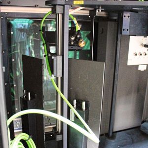 Inspektion leerer Mehrwegflaschen: Die Höhenverstellung der Kamera in der Seitenwandinspektion erfolgt mit vier Drylin-SLW-0630-Linearmodulen.(Bild:  Igus GmbH)