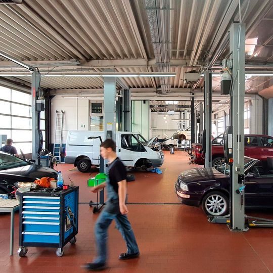 Anders als auf das Handelsgeschäft, erwirtschaften die Kfz-Unternehmer in ihren Werkstätten vergleichsweise stabile Umsätze.(Bild:  Schreiner/»kfz-betrieb«)