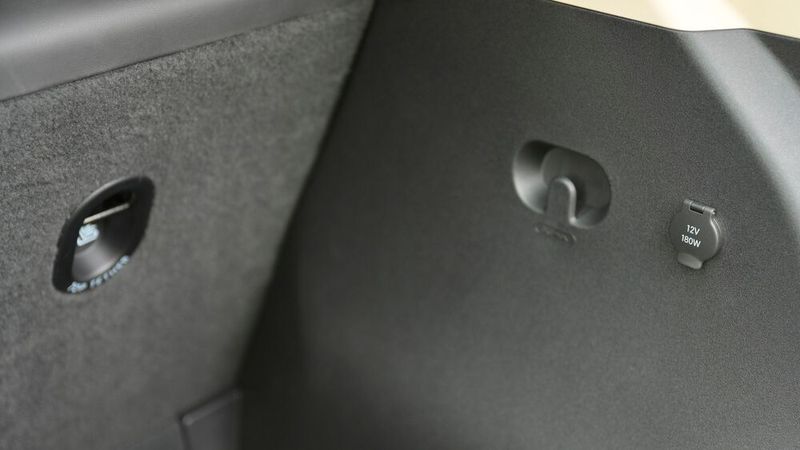Eine Steckdose im Kofferraum erlaubt den Betrieb elektrischer Geräte mit bis zu 180 Watt Leistung. (Bild: Nio Firefly)