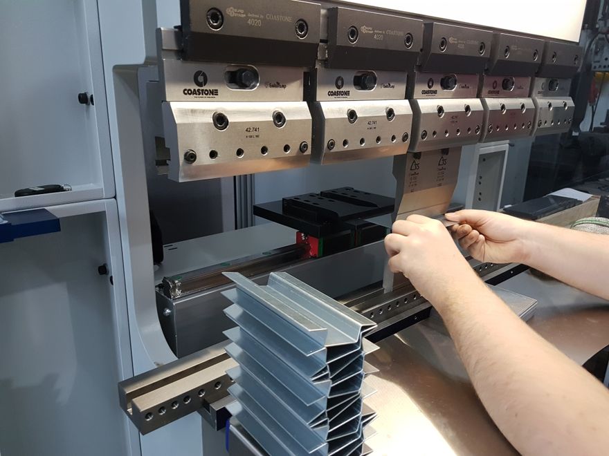 klein_kleine_Abkantpresse_elektrische_elektrisch_biegen_blech_coastone_c9_wila_trumpf_werkzeugaufnahme_ats_abkantwerkzeuge ()