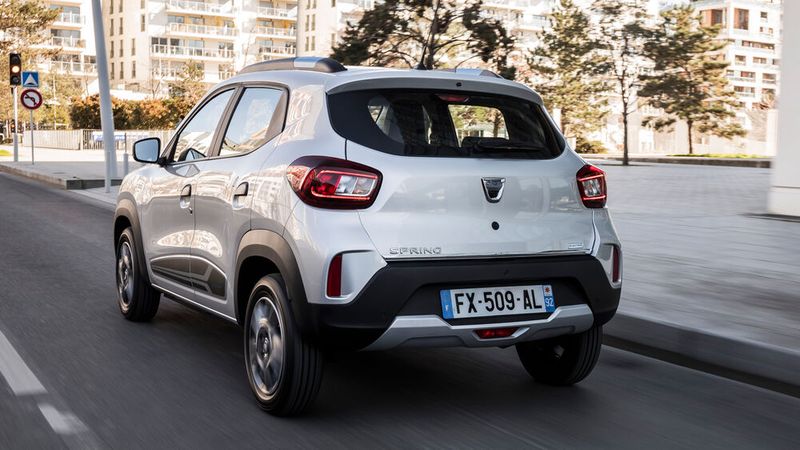 Sein SUV-Styling lässt den Spring stattlich wirken, doch insgesamt fällt das Auto verblüffend klein aus. (Bild: Dacia)