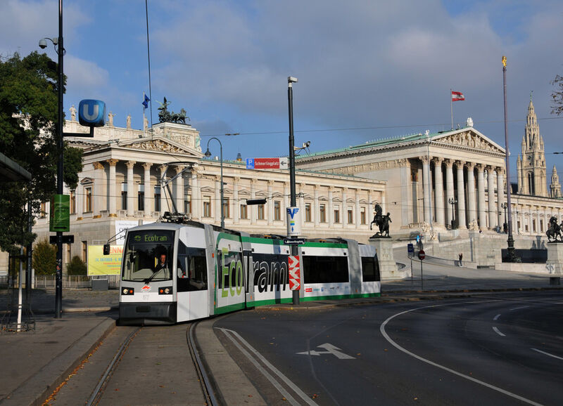 Auf der Wiener Straßenbahnlinie 62 zwischen den Stationen Kärntner Ring/Oper und Lainz wird derzeit ein Prototyp mit zahlreichen innovativen Komponenten im realen Fahrgastbetrieb getestet. (Bild: Siemens)