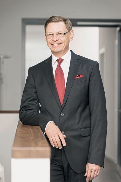 Rolf Hahn, Vorsitzender der Geschäftsführung der MLF Mercator-Leasing: „Das branchenspezifische ,All-in-Mietvertragskonzept‘ von Mercator-Leasing ermöglicht unseren Partnern, ihren Kunden ein Rundum-sorglos-Paket aus Investitionsobjekt, Finanzierung und Dienstleistungen anzubieten. Auf Wunsch gibt Mercator-Leasing den Partnern individualisierte Verträge an die Hand, mit denen Sie bei Vertragsverhandlungen und beim Vertragsabschluss als Vermieter auftreten. Diese ,Same Name’-Lösung bietet ein Alleinstellungsmerkmal.“ (Mercator-Leasing)