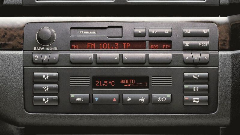 Vor allem Premiumhersteller setzen schon lange auf oft serienmäßig eingebaute Klimaanlagen. Hier die Bedienkulisse bei BMW anno 2003. (Bild: BMW)