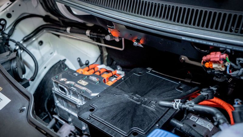 Wo vorher der nagelnde Dieselmotor saß, platziert Abt E-Line nun die Komponenten des elektrischen Antriebsstrangs. (Bild: Abt E-Line)