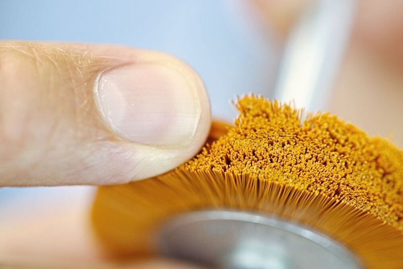 Je nach Anforderung kann der Durchmesser, die Dichte, Borstenlänge und der Kornanteil des Filaments individuell bestimmt werden. Auch die Zumischung und Art der Schleifpartikel kann individuell bestimmt werden.  (Bild: Matthias Böhm)