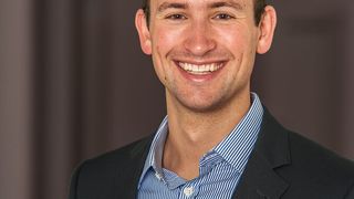 „Derzeit kranken die Ware-zu-Mensch-Systeme daran, dass Sie hohe Anfangsinvestitionen haben und trotzdem wieder Menschen für den Pickvorgang brauchen“, sagt Frederik Brantner, kaufmännischer Geschäftsführer bei Magazino. (Bild: Magazino)