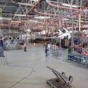 Blick in die Beschichtungshallen der ESTECH-Gruppe. Hier werden Bauteile unter modernsten Bedingungen hochwertig und kundenspezifisch beschichtet.