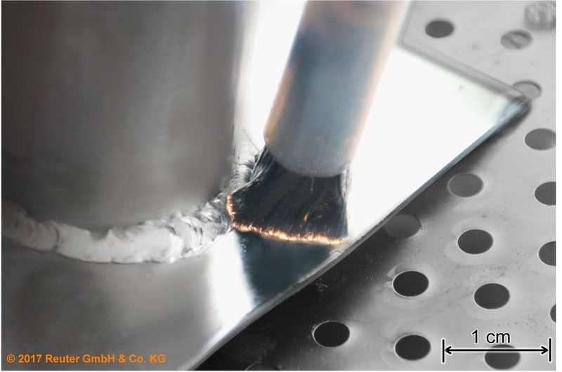 Bild 1: Parallel zur Reinigung mit dem Carbonfaserpinsel wird beim Autocleanox-Verahren eine schützende Oxidschicht aufgebaut. (Reuter)