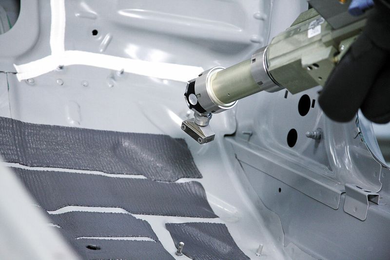 Die automatisierte Applikation von Dämmmaterial im Fußraum eines Automobils ersetzt eine klassische Handapplikation: das Einlegen von Dämmmatten. (Bild: SCA Schucker)