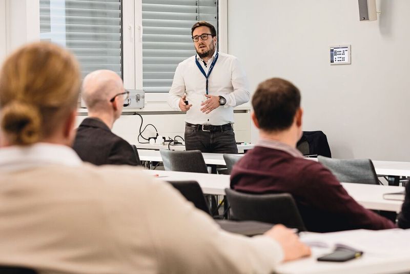 Robert Bösinger von der Hochschule Furtwangen im Workshop Hochgeschwindigkeitsfräsen mit superkritischer CO2-Kühlung. (Bild: Stefan Bausewein)