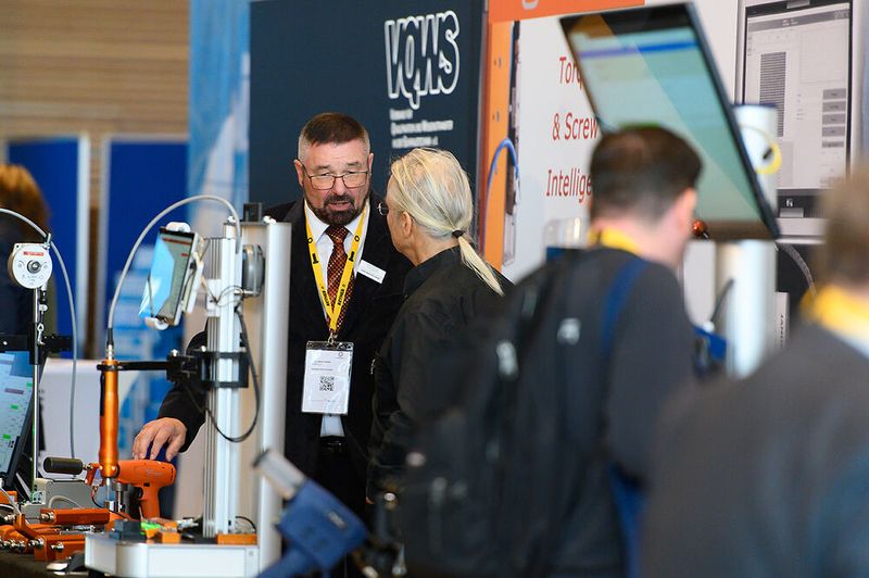 Der rege Fachaustausch überzeugt jedes Mal aufs Neue Teilnehmer und Aussteller der Schraubtec. (Bild: Stefan Stark/VCG)