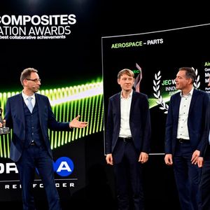 York Roth (Airbus) freut sich mit Lars Larsen (DLR), Joost Koopman (GKN Fokker Aerospace) und Benjamin Diehl (Fraunhofer-Gesellschaft) stellvertretend für alle MFFD-Projektpartner über den JEC Composites Innovation Award 2025 (v.l.n.r.).(Bild:  JEC Composites/SEB_DHALLOY)