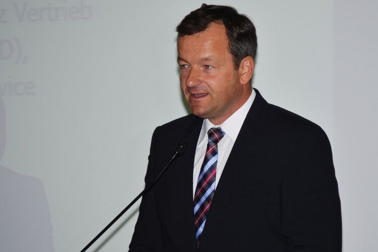 Georg Abel, Aftersales-Leiter von Mercedes-Benz Vertrieb Deutschland (MBVD), gratulierte zum Erfolg des Lueg-Service-Teams aus Bochum. (Foto: Reiner Wengel)