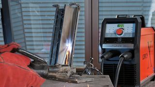 Mit MicorUp  ist ein einfaches und hochproduktives Steignahtschweißen mit Elektrode möglich.  (Bild: Lorch)