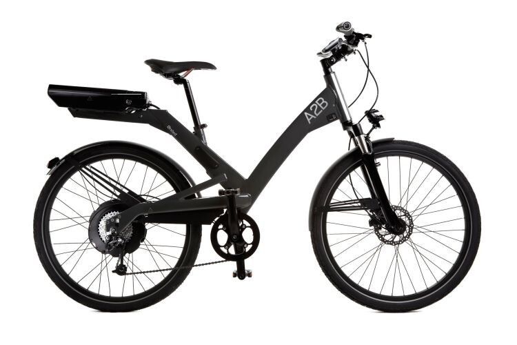 Der dänische Physiker und Chemiker Hans Christian Ørsted ist Namensgeber für ein Modell für den traditionellen Radfahrer, der trotzdem das Besondere sucht. Das sportliche Komfortpedelec eignet sich für Stadt- und Freizeitfahrten. Modernes Rahmendesign, hochwertige Ausstattung und bequeme Sitzposition mit verstellbarem Vorbau. Der leistungsstarke und in Deutschland produzierte Motor, die Federgabel, die Stabilität und Wendigkeit durch die 26-Zoll-Räder sorgen für hohenFahrkomfort, die hydraulischen Scheibenbremsen für die nötige Sicherheit. Markteinführung ist Herbst 2013. Maximal unterstützte Geschwindigkeit: 25 km/h, Reichweite: bis zu 80 km*, Batterie: Lithium-Ionen, 36 V, 12 Ah, Motor: bürstenloser 250-Watt-Radnabenmotor. (Foto: A2B)