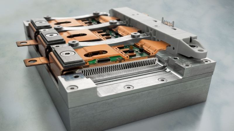 Bei einem Wirkungsgrad von 99 % bietet der neue Wechselrichter des Fraunhofer IZM eine Leistungsdichte von 500 kW/l. (Bild:  Fraunhofer IZM)