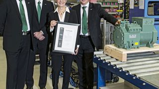 Der 100.000. New-Ecolone-Hubkolbenverdichter wurde an den polnischen Handelspartner Berling S.A. übergeben. Darüber freuen sich (v.l.) Frank Fuhlbrück (Bitzer Schkeuditz), Volker Stamer (Bitzer), Hanna Berling (Berling S.A.) und Michael Eichberger (Bitzer Austria). (Bild: Bitzer)