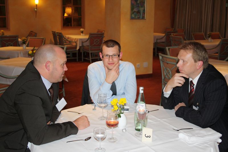 Stefan Bäurle, Also (links), im Gespräch mit Kunden (Archiv: Vogel Business Media)