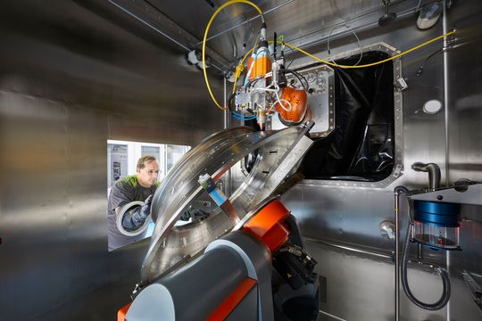 Der 3D-Druck mit Metall ist auf dem Vormarsch. Das BMBF-Förderprojekt „ProLMD“, vereint übliche Fertigungsverfahren mit dem Laserauftragschweißen (Laser Material Deposition, LMD) mit Roboterunterstützung zu einem neuen Fertigungsansatz. Im Bild sieht man die Justage eines Bauteils in der Schutzgaszelle der ProLMD-Anlage bei Kuka in Würselen. (Bild:  Fraunhofer-ILT / R. Baumgart)