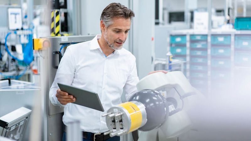 Die Automatisierung mit Robotern wird von 40,5 Prozent der befragten Unternehmen genutzt.(Bild:  tunedin - stock.adobe.com)