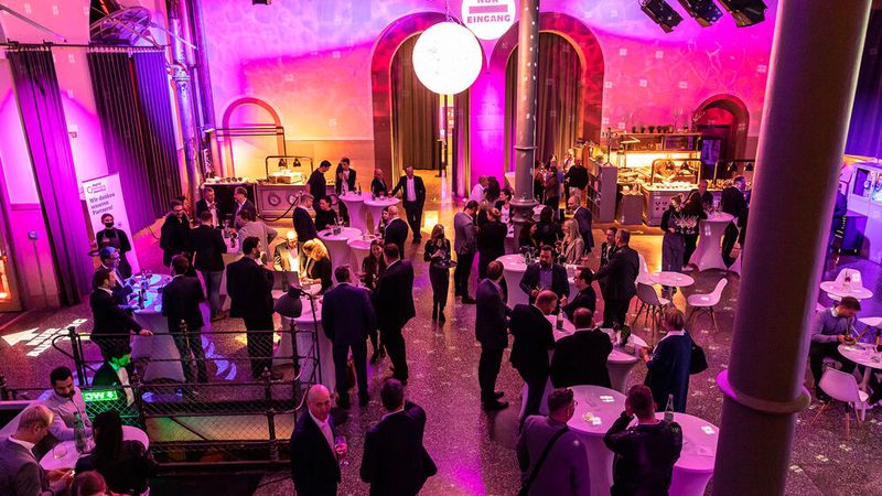 Nach der Preisverleihung nutzten die Gäste des Digital Automotive Awards die Chance, um anzustoßen ... (Bild: Stefan Bausewein)