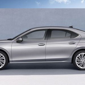 Im Vergleich zur vorigen Generation wirkt der jetzt 4,90 Meter lange Wagen etwas wuchtiger.(Bild:  Skoda)