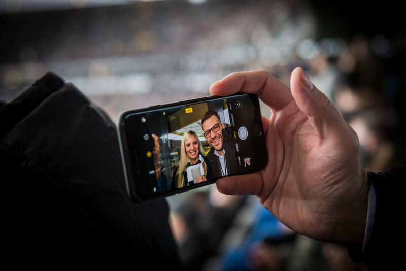 Das Runde muss ins Eckige: Kurze Selfie-Session während dem Match (Kaspersky)