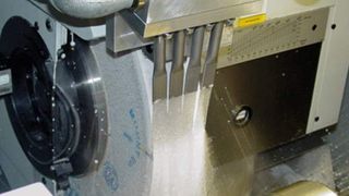 Düsen mit kohärenten Strahlen, angepasster Austrittsgeschwindigkeit und auf die Spindelleistung optimiertem Volumenstrom reduzieren deutlich die Spindelleistung und den Volumenstrom. (Archiv: Vogel Business Media)