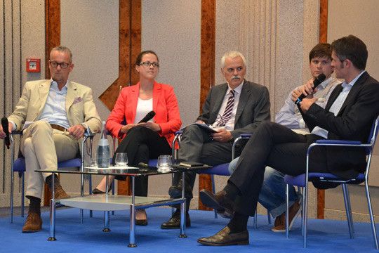 Über Carsharing heute und morgen und ob sich der Autohandel künftig in dieses Geschäftsmodell integrieren lässt, darüber diskutierte Willi Diez (Mitte) mit Henry Walkenhorst (Walkenhorst-Gruppe, links), Juliane Mühling (Car-2-Go), Oliver Skopec (Rent´n´Roll Internet) und Andreas Kottmann (Drive Now). (Foto: Michel)