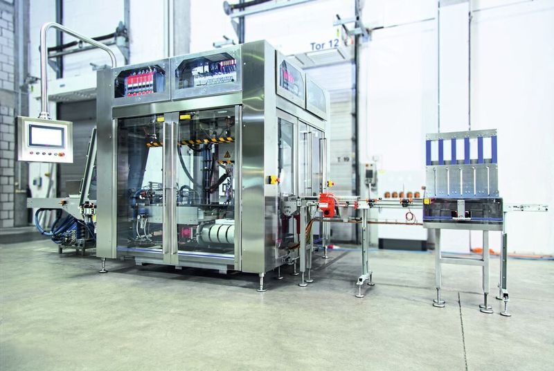 3SL PacTec ist spezialisiert auf die Entwicklung und Herstellung von Kartonier- und End-of-Line-Verpackungstechnik, beispielsweise dem vollautomatischen, servogesteuerten Toploadkartonierer FMC 250.  (SEW-Eurodrive)