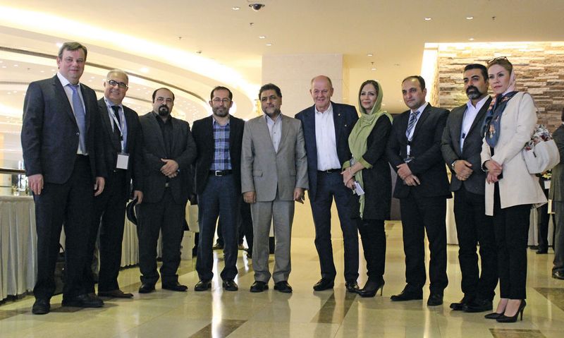 Representatives of Messe Stuttgart and the venue operator Exhibiran International use the opportunity to exchange know-how. (Messe Stuttgart)