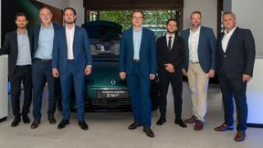 Paolo Cesani (v.li.), Product Manager Denza, Klaus Hartmann, Regional Sales Director Denza, Marijan Luckas, Markenverantwortlicher Jacobs-Gruppe, Lars Bialkowski, Country Manager BYD Deutschland, Timo Klaissle, Network Manager Denza, Arne Bechmann, Marketingleiter Jacobs-Gruppe, und Alexander Gotzen, Gesamtvertriebsleiter Neuwagen Jacobs-Gruppe.
 
 (Bild: Denza)