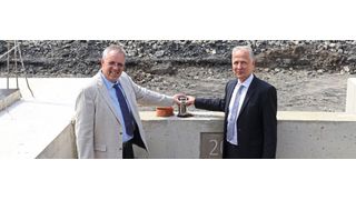 Die Geschäftsführer von WF Maschinenbau, Heiko Ohlscher (links) und Dr. Bodo Fink , bei der Grundsteinlegung für die neue Produktionshalle. (WF Maschinenbau)