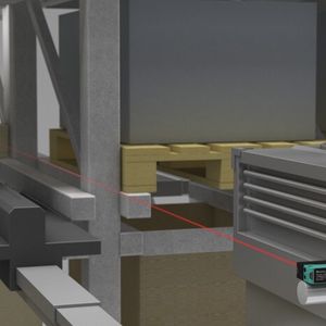 Der Distanzsensor VDM28 dient hier zur Fachbelegkontrolle und der exakten Positionierung eines Regalbediengerätes (RBG) in doppelt-tiefen Regalen.