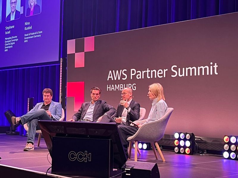 Das Panel zur European Sovereign Cloud auf dem AWS Partner Summit mit (v. l.) Axel Clauberg Stefan Höchbauer, Stéphane Israël und Nina Kunkel. (Bild: Vogel IT-Medien)