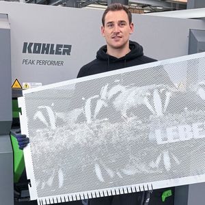 Feinlochungen mit Motiv werden meist für dekorative Zwecke eingesetzt, wie Balkonverkleidungen, Fassaden oder Deckenbelüftungen. Erst nach dem präzisen Richten lassen sie sich exakt weiterverarbeiten, zum Beispiel kanten, montieren oder schweißen.(Bild:  Kohler)