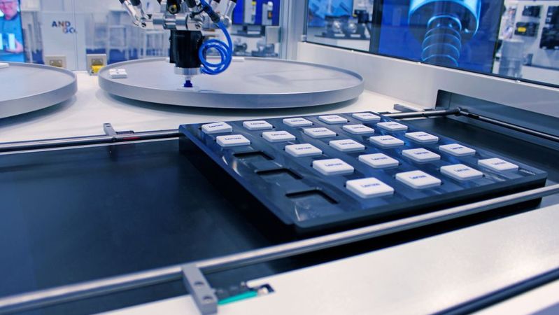 Auf der Interpack zeigt Lenze einen Delta‑Roboter, der Produkte synchron von zwei rotierenden Tischen auf nimmt und ablegt, ohne deren Bewegung anzuhalten.(Bild:  Lenze)