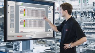 Das Active Cockpit erfasst alle relevanten Daten einer Produktionslinie, aktualisiert sie dynamisch und visualisiert sie in Echtzeit, anschaulich direkt an der Linie. (Bild: Bosch Rexroth)