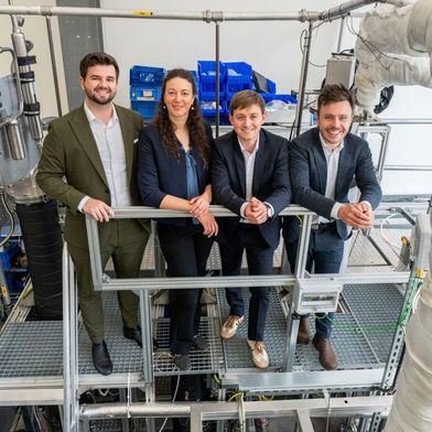 El equipo fundador de Cyclize en la planta piloto de Stuttgart (de izquierda a derecha): Domnik Novakovic (director financiero), Maike Lambart (directora general), Jan Stein (director de operaciones) y el Dr. Stephan Renninger (director técnico) (Imagen:Jens Volle / Cyclize)