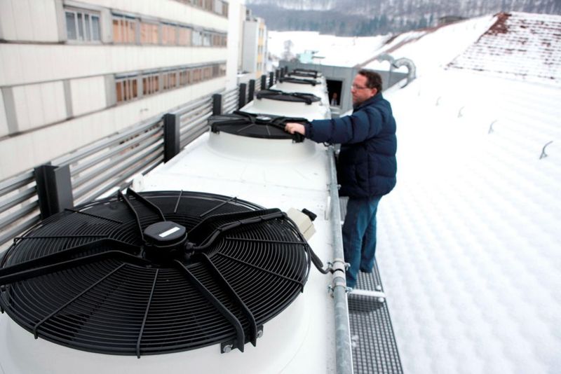 Bild 3: Bei einem Werkzeugbauer erzeugt eine Freikühlanlage das Kaltwasser bis zu einer Außentemperatur von 20 °C. Dadurch sanken die Kosten für Klimatisierung um 70%.  (Bild: Rittal)