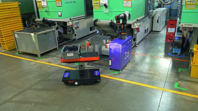 Der Rebel Move kommt bei Igus als autonomes Shuttle zum Einsatz, das unter anderem Drehstapelbehälter mit Bauteilen von Spritzgussmaschinen abtransportiert. (Bild: Igus GmbH)