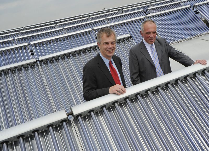 Auch die Politik zeigt Interesse: Nordrhein-Westfalens Umweltminister Johannes Remmel lässt sich die Solarthermieanlage bei Steinbach & Vollmann von Geschäftsführer Wolfgang Finger zeigen. (Bild: Energieagentur NRW)