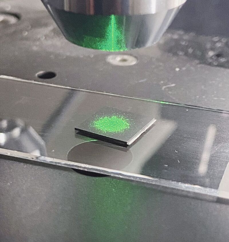 Mit Laserlicht und dem sogenannten Raman-Signal lassen sich geringe Materialproben analysieren und zum Beispiel Schadstoffspuren nachweisen. Eine entscheidende Rolle spielt dabei das Substrat, auf dem die Probe liegt. 
