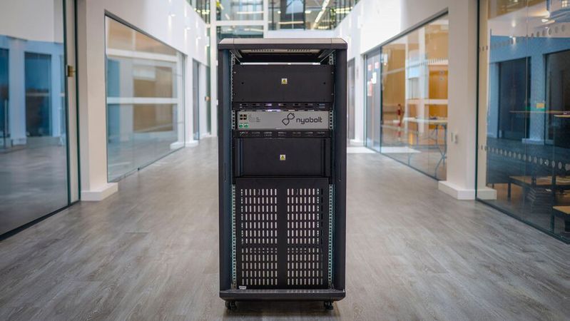 Das Dynamic Response System ist eine Stromversorgungslösung für KI-Rechenzentren, die den Schutz vor Stromspitzen mit einer integrierten Notstromversorgung am Rack kombiniert.(Bild:  Nyobolt)